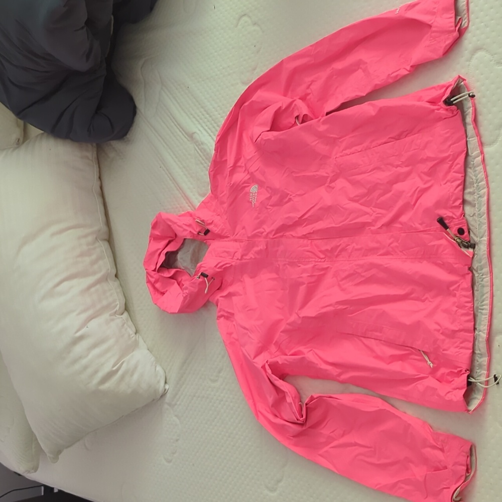 North Face women’s rain jacket/windbreaker. Hyvent 2.5l. Size large.